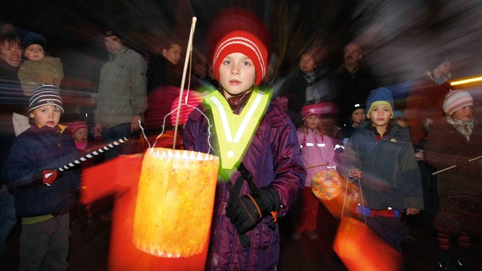 Kinder mit Laternen bei Nachtumzug