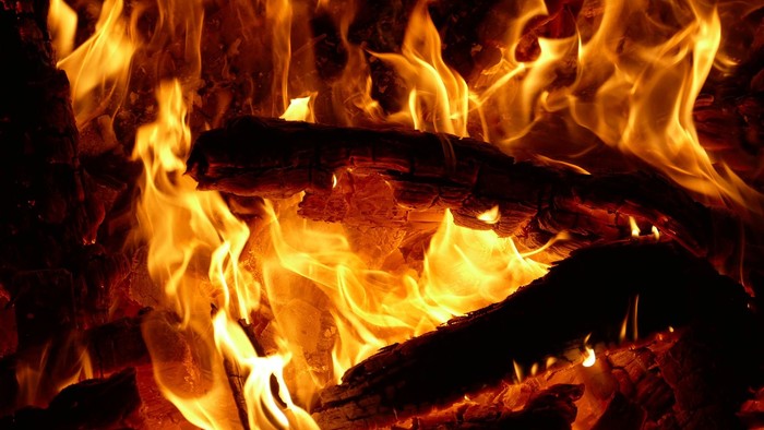 Ein Feuer brennt hell mit flackernden Flammen.
