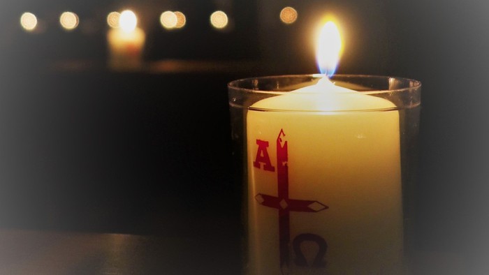 Kerze brennt im dunkeln