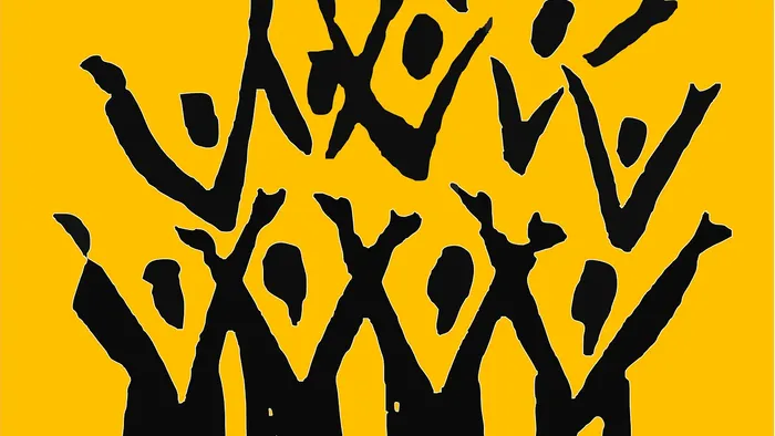 Eine Gruppe von Menschen feiert ausgelassen mit erhobenen Armen