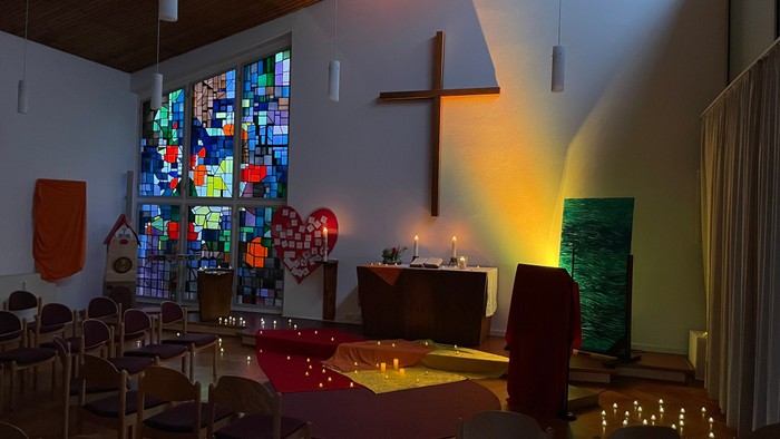 Die Kirche ist mit bunten Fenstern und Lichtern geschmückt