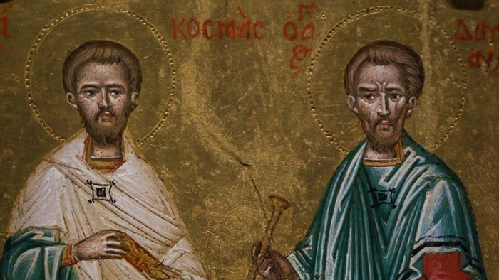 Byzantinische Ikonen der Heiligen Kosmas und Damian mit medizinischen Symbolen, gekleidet in traditionelle Gewänder.