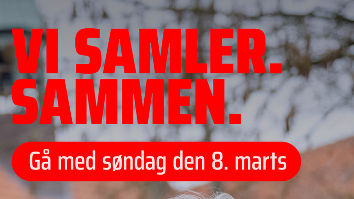 Ældre smilende kvinde, der holder flere røde indsamlingsbøsser til velgørenhedsløbet den 8. marts.