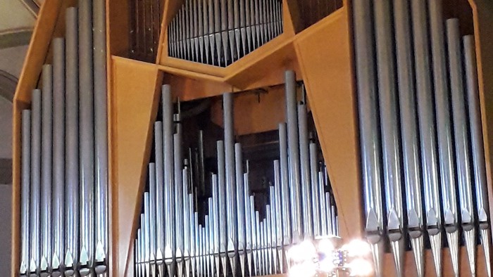 Große Kirchenorgel mit vielen Pfeifen und Holzverkleidung