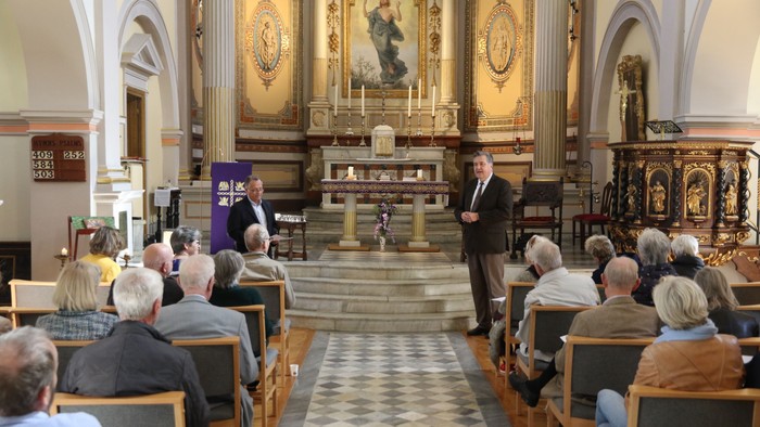 Et billede fra den årlige generalforsamling afholdt i kirken i Beaulieu-sur-Mer, hvor man kan se deltagerne, formanden og ordstyreren