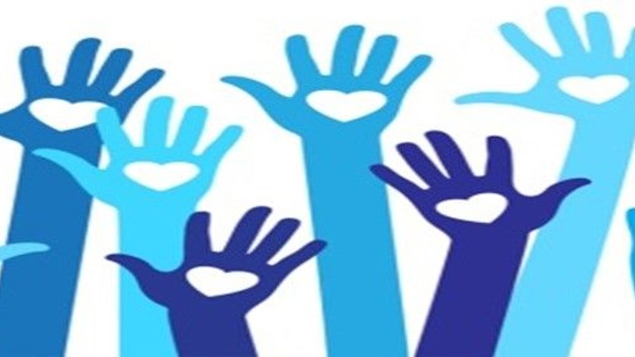 En rekke blå hænder løfter sig op.