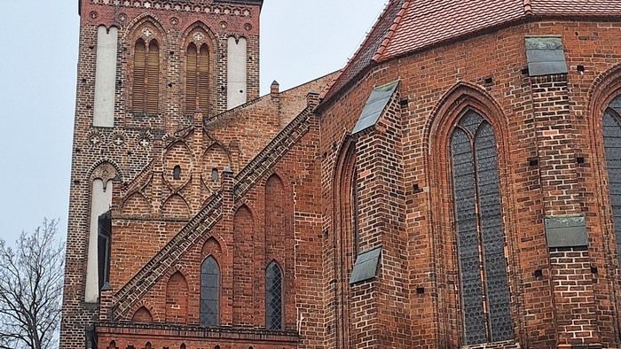 Gothische Backsteinkirche mit hohem Turm und spitzem Dach