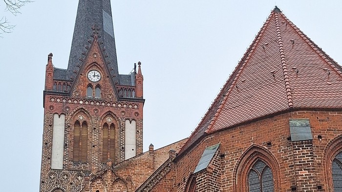 Gothische Backsteinkirche mit hohem Turm und spitzem Dach