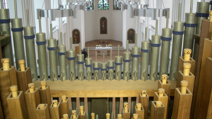Große Kirchenorgel mit zahlreichen Pfeifen und Holzgehäuse.