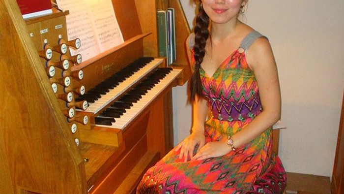 Megumi Hamaya an der Orgel sitzend