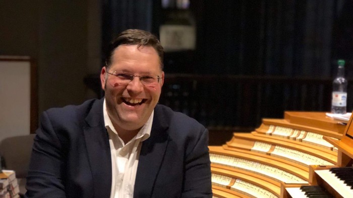 Henry Fairs vor der Orgel