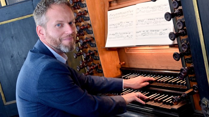 Organist Marcell Fladerer-Armbrecht am Spieltisch