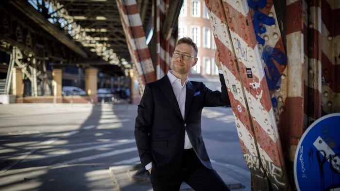 Alexander Seidel unter einer Brücke stehend
