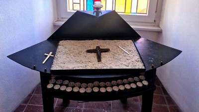 Kerzentisch mit Fenster und Kreuz.jpg