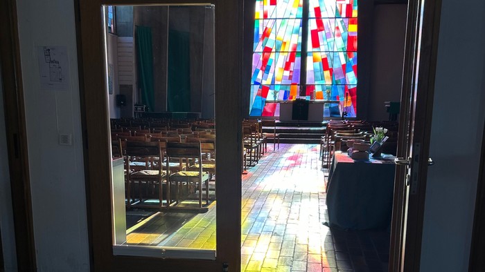 Bunte Glasfenster in Kirche, Sonnenlicht durch Strahlen auf Boden