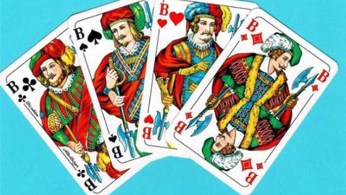 Vier Spielkarten mit königlichen Hoffiguren im traditionellen Bava-Beja-Spielkartendesign.