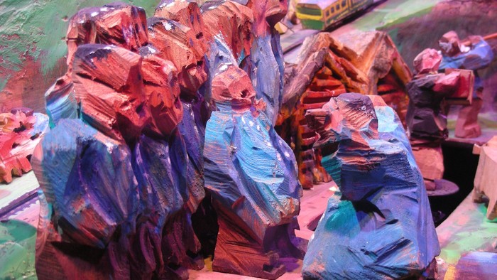 Bunte, abstrakte Skulpturen in einer Ausstellung