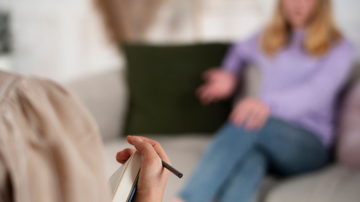 Das Bild zeigt zwei Personen im Gespräch