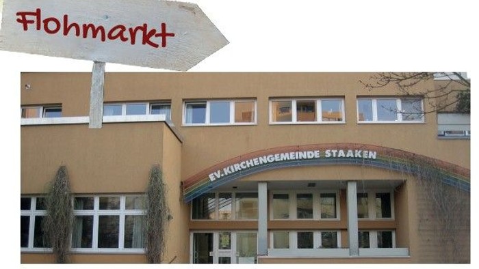 Ein Schild, das zu einem Flohmarkt außerhalb eines Gemeindezentrums der Kirche in Staaken führt.