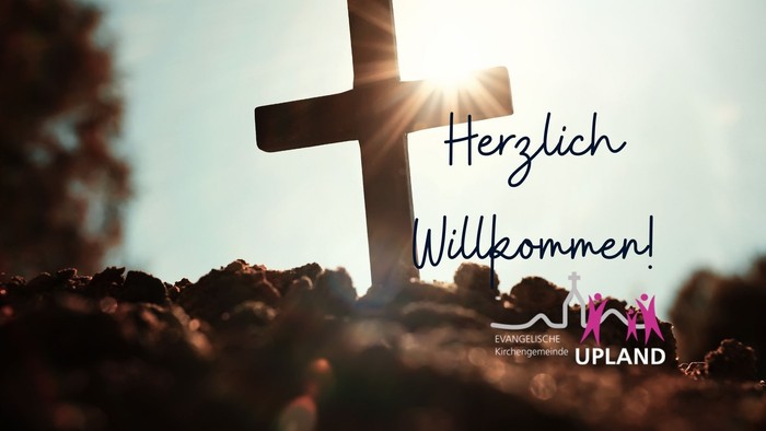 Ein einladendes Kreuz-Silhouett mit „Herzlich Willkommen!“ und dem Logo der Upland-Gemeinschaft in einer natürlichen Umgebung.