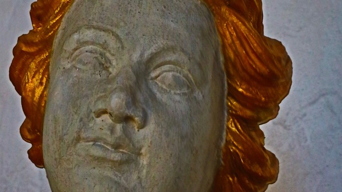 Guld og grøn statue af kvinde med vinges.