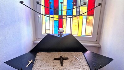 Kerzentisch mit Fenster und Kreuz.jpg