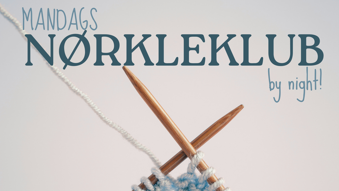 Strikkepinde med garn og tekst, der promoverer en norsk strikkeklub-arrangement om mandagen aften.