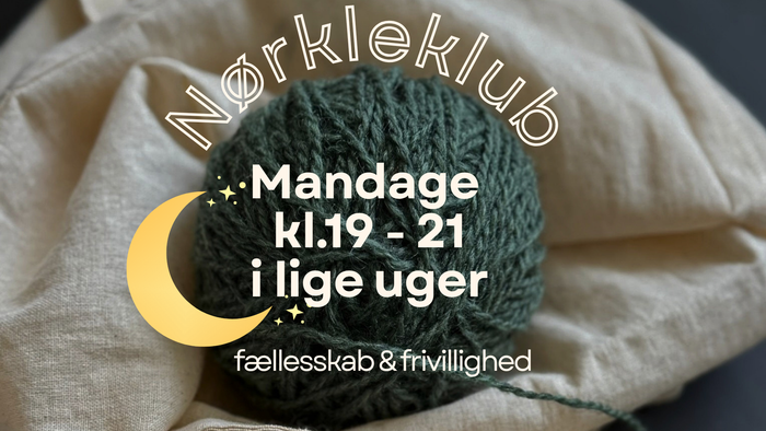 En grøn strikkebold med detaljer om et ugentligt strikkeklubmøde fra kl. 19 til 21 hver mandag.