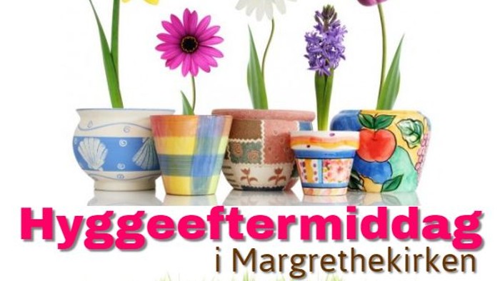 Fem blomster i farvede vas på græs med 'Hyggeftermiddag i Margrethekirken'