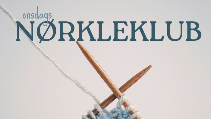 Strikkepinde med garn og masker, mærket
