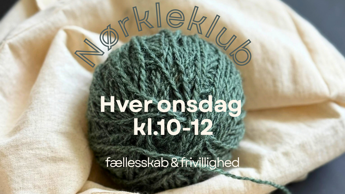 En grøn garnnøgle med en seddel om et ugentligt strikkeklubmøde hver onsdag fra kl. 10 til 12.