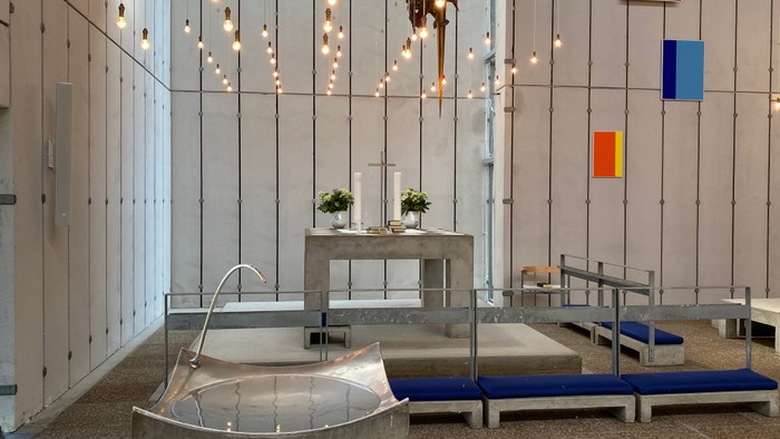 Moderne indretning med beton og stål, lys og kunst.