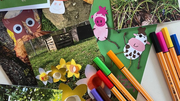 KiTa-Kinder gestalten Geburtstagskarten.