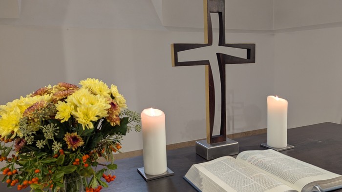 Geschmückter Altar mit Blumen 