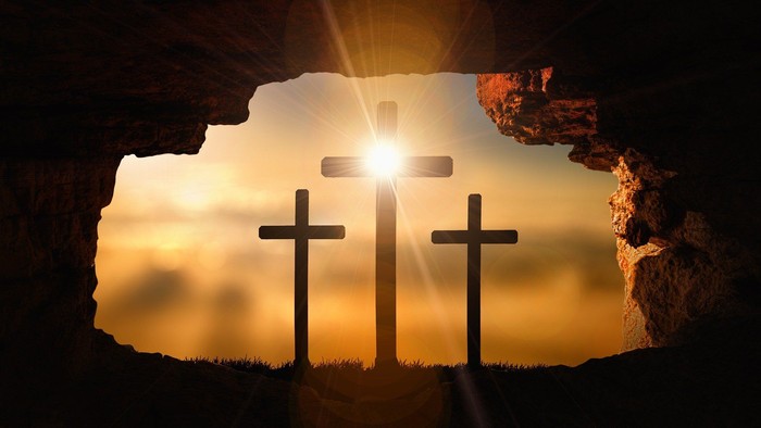 Drei Kreuze vor Sonnenaufgang in Höhle