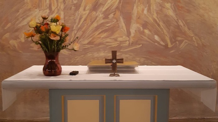 Altar mit Kreuz und Blumen in der Kirche