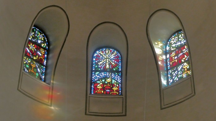 Drei bunte Kirchenfenster an der Wand