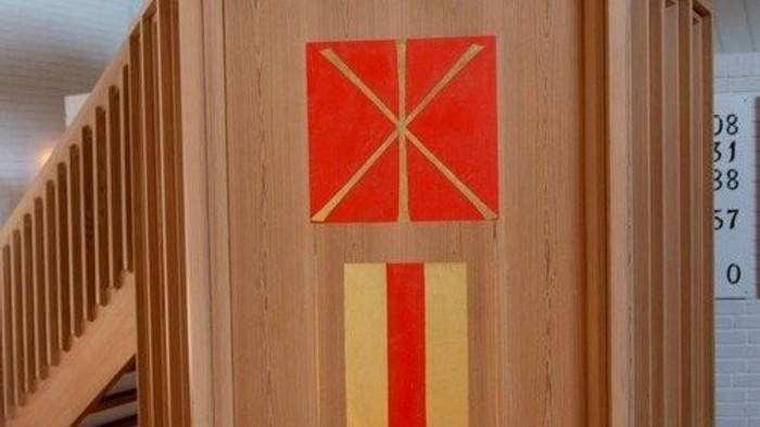 Billede af trappe med farvede skånsbrædder.