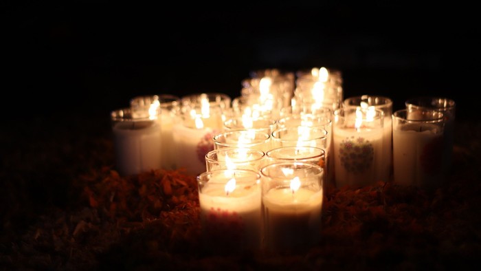 Leuchtende Kerzen in der Dunkelheit