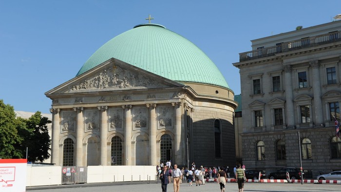 Großes Gebäude mit Kuppel und Säulen, Menschen vor dem Eingang