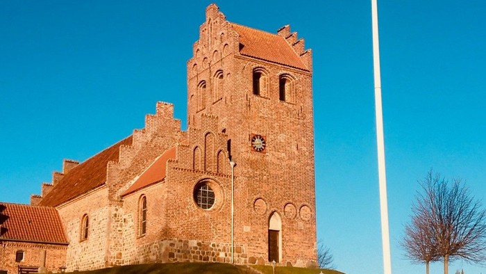 Danmarks flag på rusteferne ved middelalderborg
