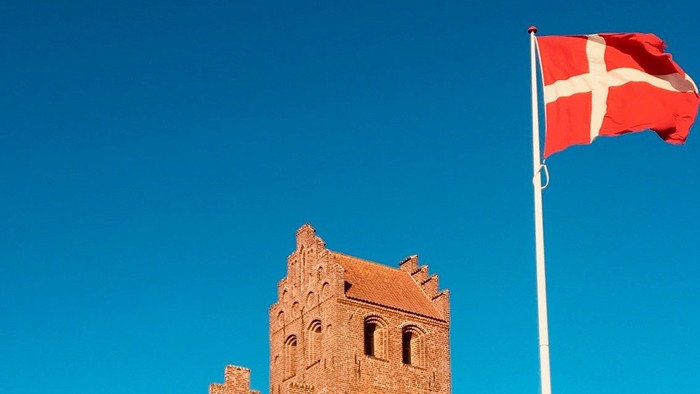Danmarks flag på rusteferne ved middelalderborg