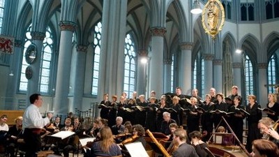 Ein Chor und Orchester proben in einer großen Kirche