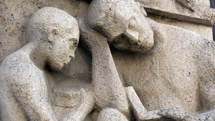 Detail aus den Reliefgestaltungen „Verschwendung“ und „Vorsorgendes Sparen“ von Hans Walther am Gebäude der 1930 errichteten Sparkasse am Anger in Erfurt. Titel von Pfarrbriefservice.de.