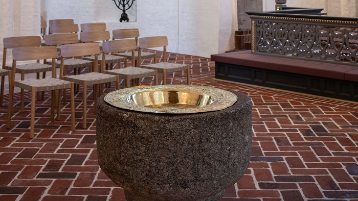 Rum med buegange og bord og stoler