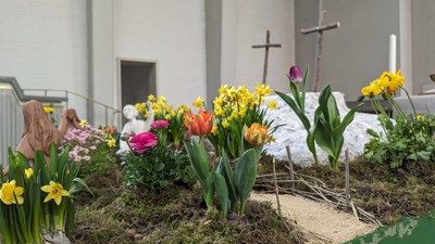 Blick von der Seite auf den Ostergarten in der Christ-König-Kirche