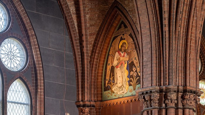 Blick auf Engeldarstellung an einer Säule in der Apostel-Paulus-Kirche