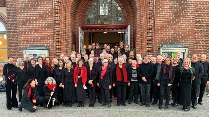 Gruppenbild der Otto-Sinfoniker vor einem Kircheneingang