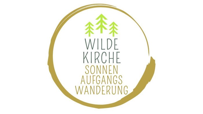 Das Bild zeigt ein Logo mit drei grünen Bäumen und dem Text „Wilde Kirche Sonnen Aufgangs Wanderung“ in einem kreisförmigen Design.