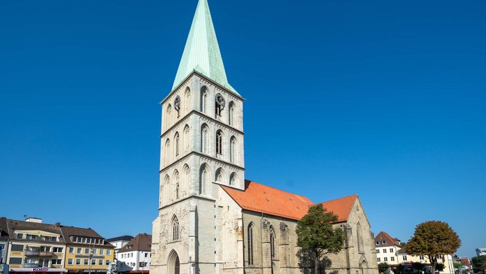 Große Kirche mit hohem Kirchturm am Marktplatz.